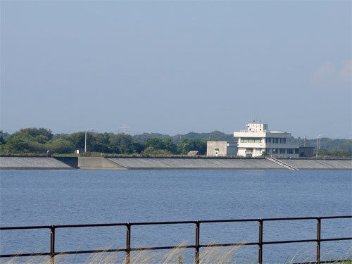 万場調整池: ダムの風景